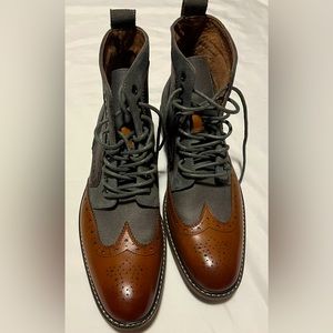 STACY ADAMS FINNEGAN WINGTIP LACE- UP BOOT. COGNAC MULTI COLOR. SIZE: 8.5 M